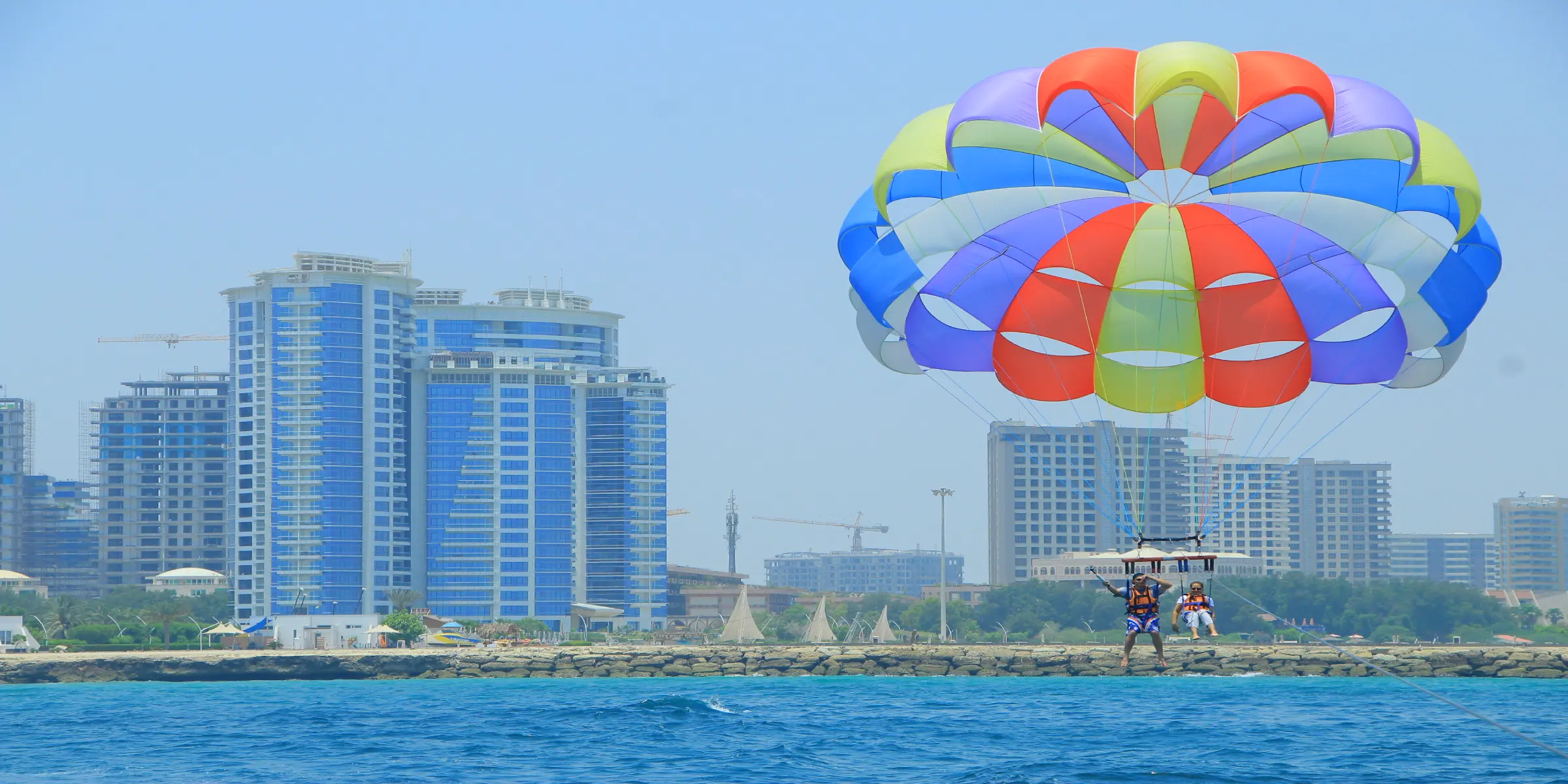 پاراسل کیش؛ پرواز هیجان‌انگیز بر فراز خلیج فارس