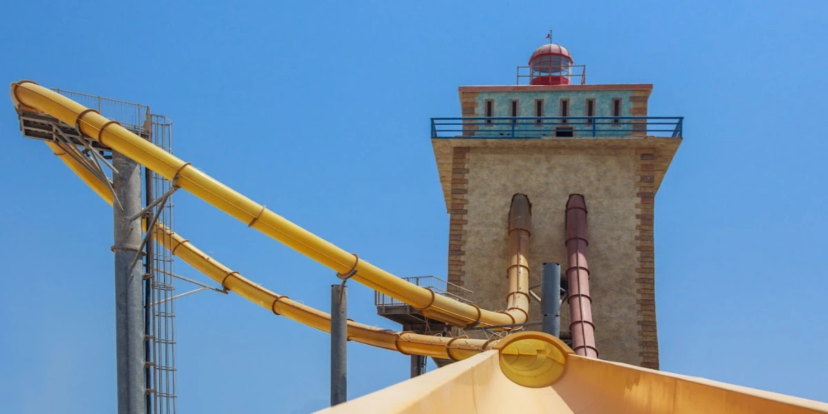 استخر و رودخانه آرام