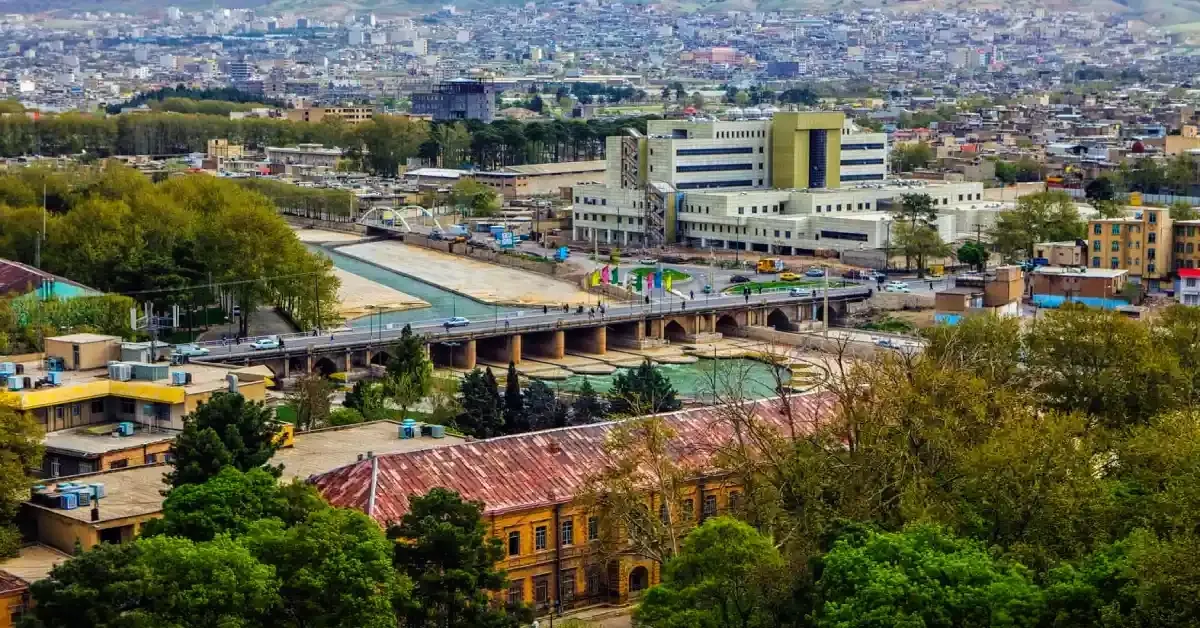 خرم‌آباد همانطور که از نامش پیداست یعنی جای بسیار سرسبز شهری که با ساختمان های بلند و یک ساختمان نارنجی رنگ با شیربانی قرمز رنگ در یک روز بهاری