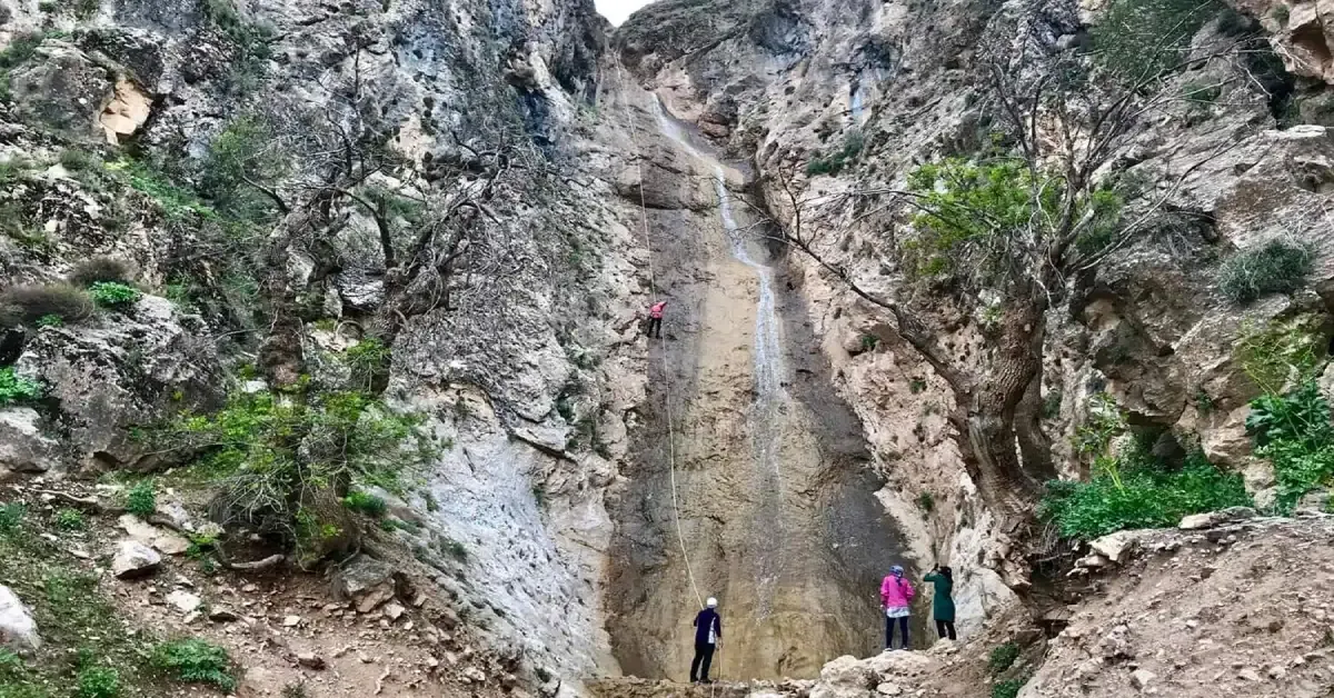 آبشار گچان یکی از جاذبه‌های طبیعی است که علاقه مندان به کوه نوردی در حال سعود از آبشار می‌باشند