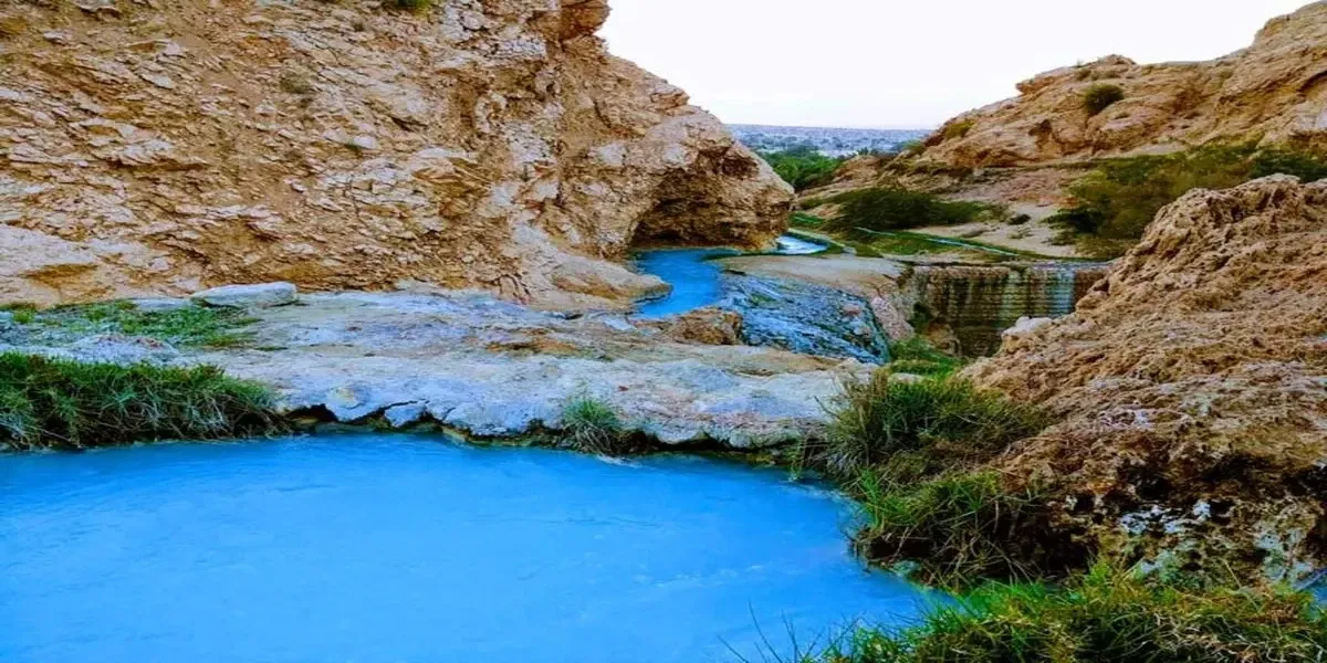 چشمه های آبگرم و گیاهان سبز شده در اطراف در میان کوهها