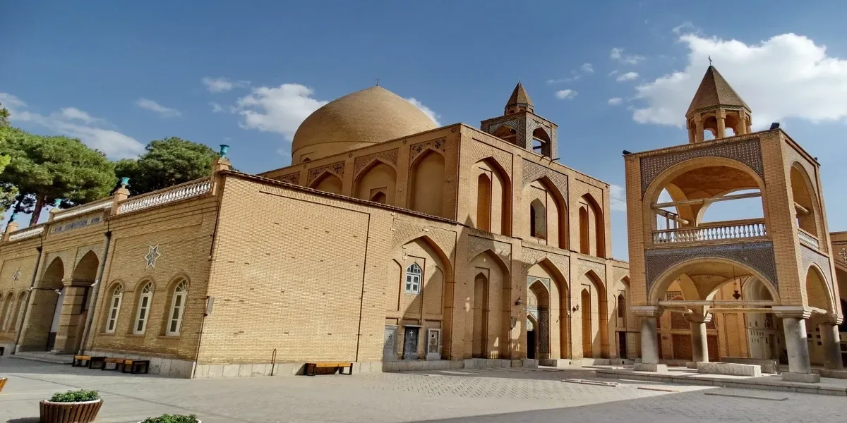 نمای بیرونی موزه ارامنه تبریزیک ساختمان 2 طبقه آجری که در بالا یک کنبد بزرگ دارد و معماری خاصی و جذابی دارد 