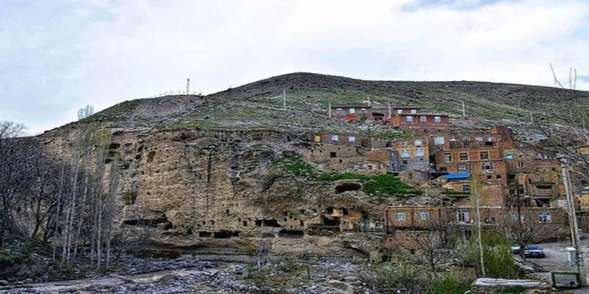 روستای چراغیل روی کوه ساخته شده و به صورت پله کانی هست در یک روز بهاری که چمن ها سبز شده ولی درختان هنوز برگ ندارند