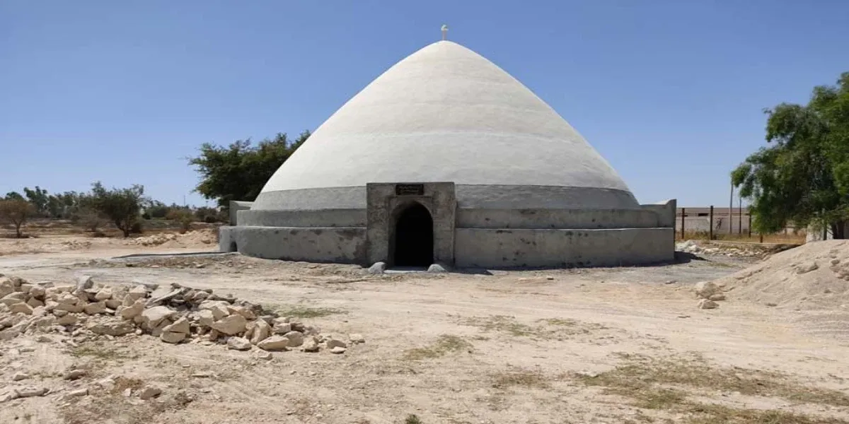 آب انبار جزیره هندورابی سقف گنبدی شکل که برروی حوزچه اب باران قرار گرفته و درختان سرسبز اطراف و دریچه ای برای ورد