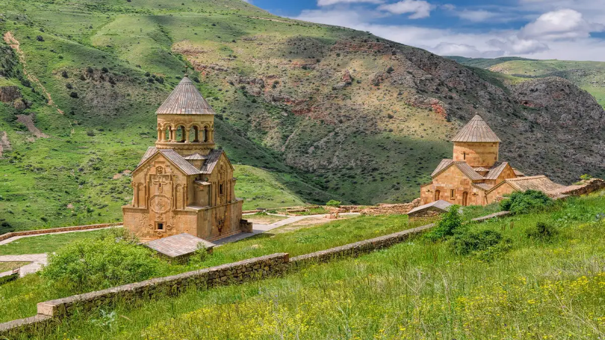 صومعه نوراوانک در میان صخره‌های سرخ