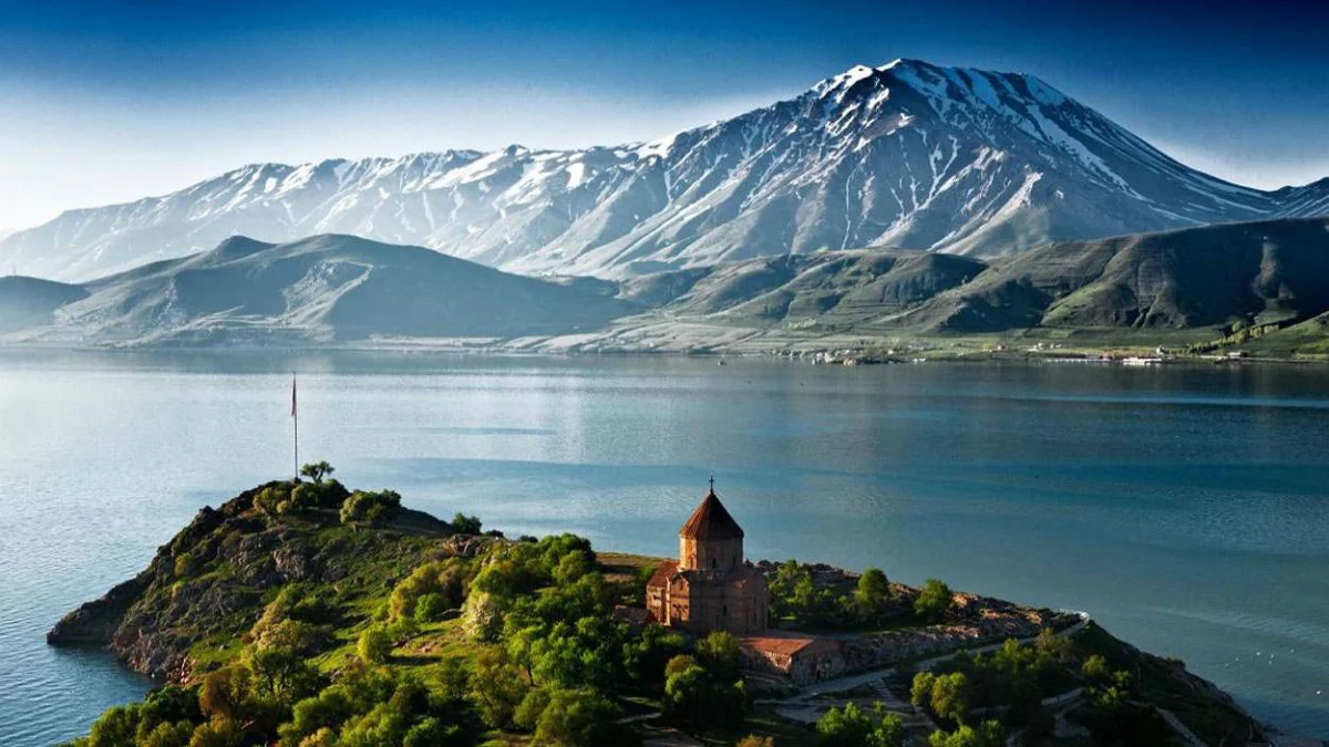 دریاچه سوان و طبیعت اطراف آن