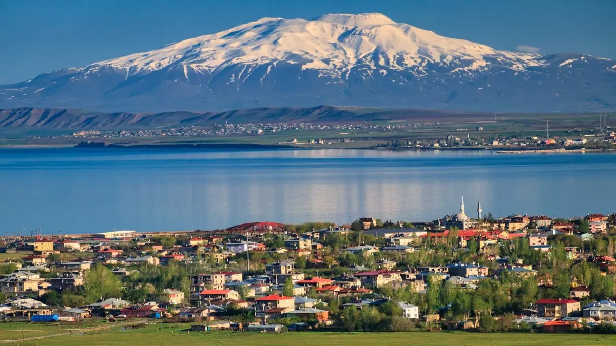 نمای دریاچه وان در ترکیه