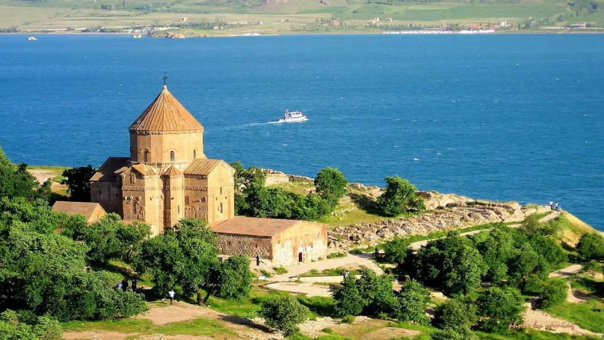 کلیسای آکدامار در نزدیکی وان