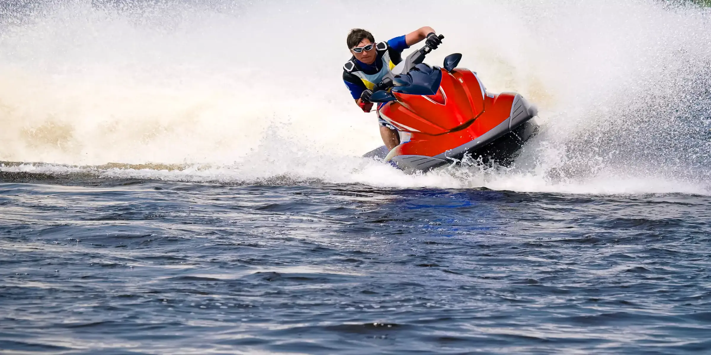 جت اسکی کیش؛ هیجان سرعت روی آبهای خلیج فارس