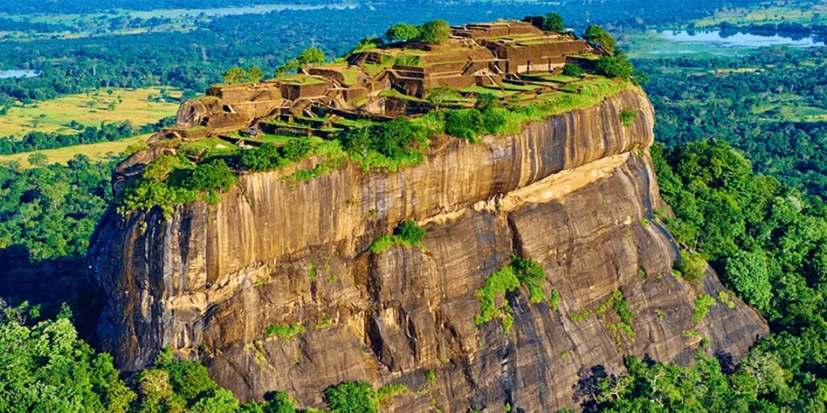 صخره عظیم سیگیریا با کاخ-دژ باستانی بر فراز آن، یکی از عجایب هفت‌گانه جهان