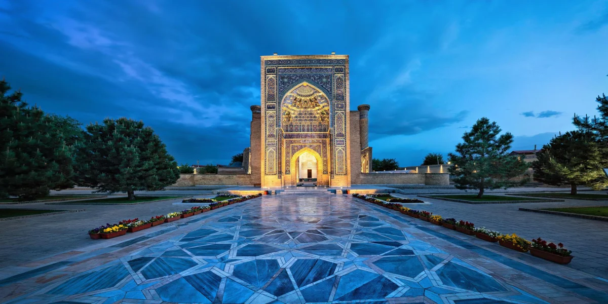 معماری سنتی ازبکستان با کاشی‌کاری‌های فیروزه‌ای در تور ازبکستان